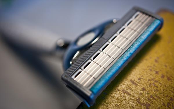 shavin<em></em>g razor close up old beauty products