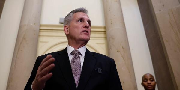 凯文·麦卡锡(Kevin McCarthy)走出他以前的办公室，只是向记者坚称他不会辞职，并将在2024年寻求连任：“我不是想和你说话”