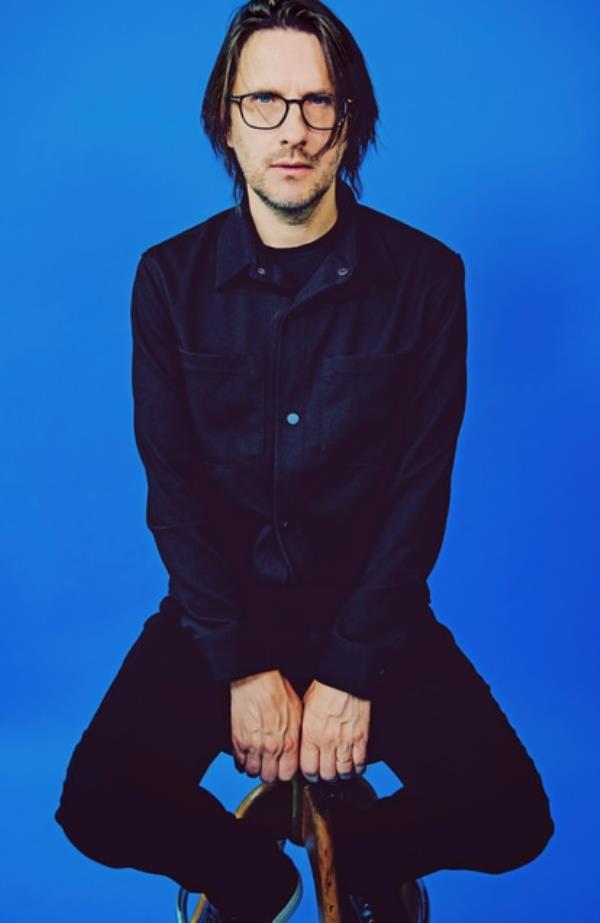 Another recent promotio<em></em>nal image of the English musician.