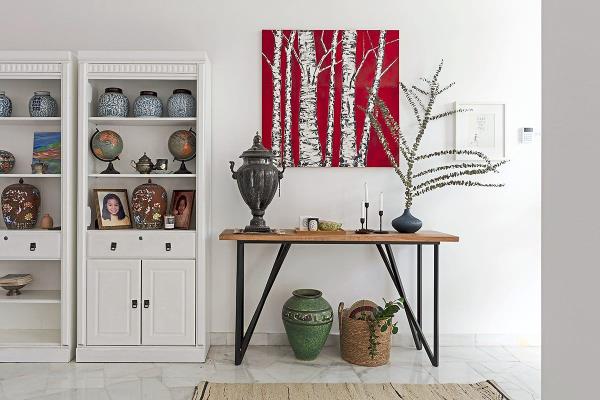 The homeowners’ perso<em></em>nal touches lend the home warmth and personality.