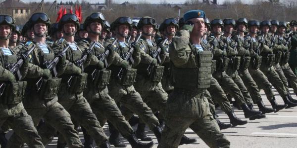 英国情报机构称，俄罗斯正在使用精锐伞兵部队作为常规步兵，而其其余部队则超负荷运转