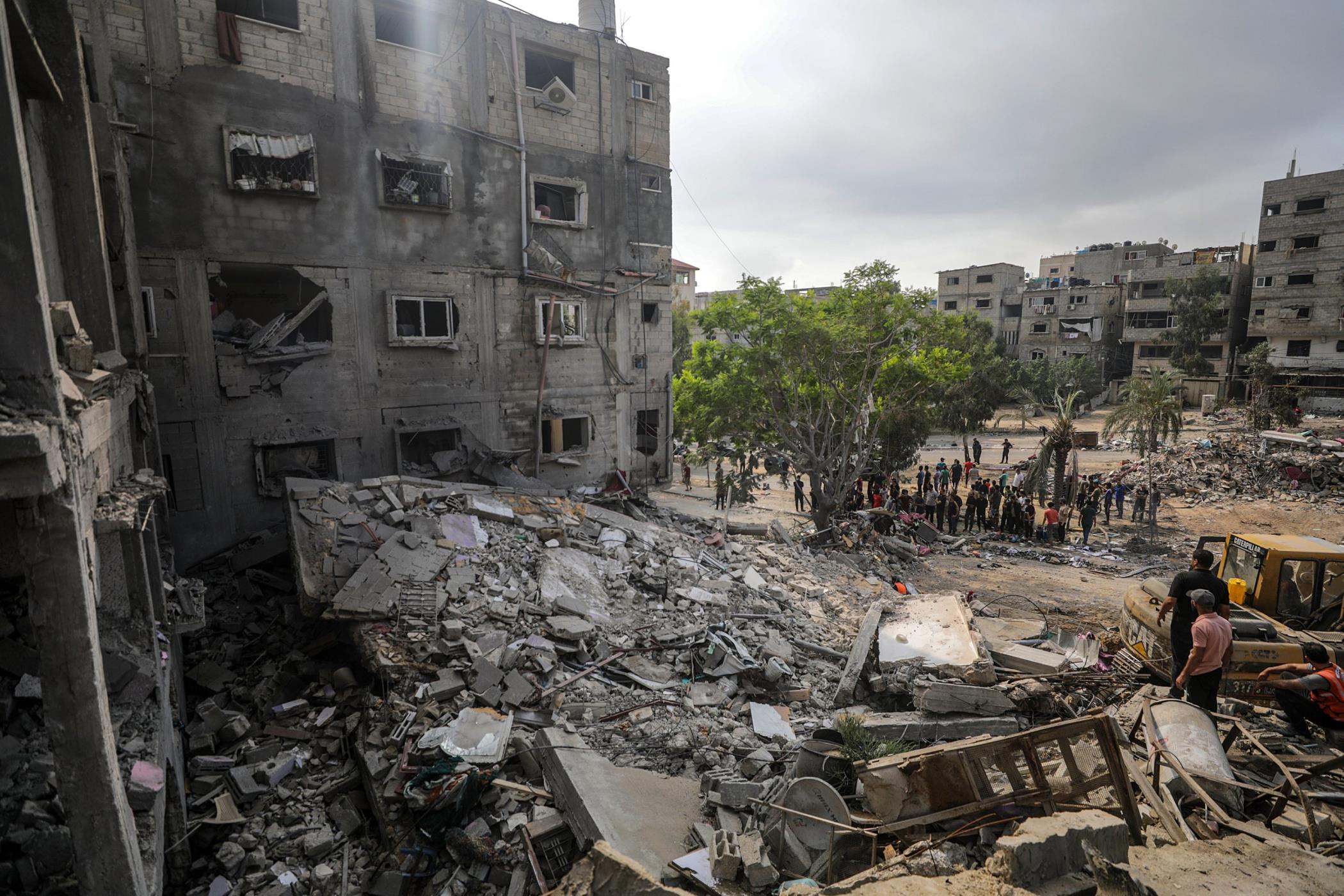 Palestinian civil defense workers search for victims and survivors among the rubble of a destroyed family house following an Israeli airstrike in Gaza City, Palestine, Oct. 23, 2023. (EPA Photo)