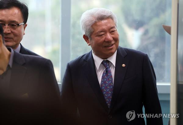 Korea Communications Commission nominee Kim Hong-il visits a training institute in the city of Cheongju, 112 kilometers south of Seoul, to give a lecture on Dec. 6, 2023. (Yonhap)