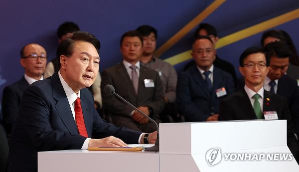 President Yoon Suk Yeol (L) speaks during a defense industry export strategy meeting at the office of Hanwha Aerospace in Seongnam, just south of Seoul, on Dec. 7, 2023. (Pool photo) (Yonhap)