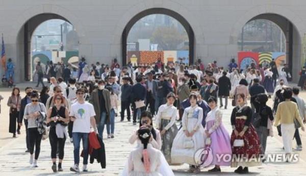 Foreign tourists dressed in the traditio<em></em>nal Korean costume hanbok tour Gyeo<em></em>ngbok Palace in downtown Seoul on March 29, 2023. (Yonhap)