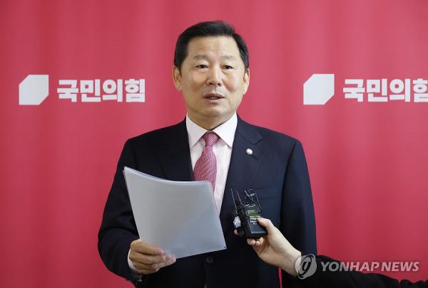 Rep. Lee Chul-gyu, the head of recruitment of the ruling People Power Party, briefs reporters at the Natio<em></em>nal Assembly in Seoul, in this file photo taken Nov. 13, 2023. (Yonhap)