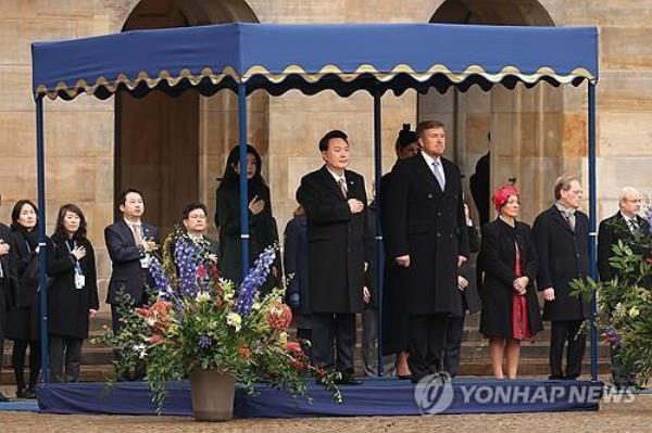 South Korean President Yoon Suk Yeol (L, front row) and Willem-Alexander (R, front row), king of the Netherlands, attend a welcome ceremony for the South Korean leader at Dam Square in Amsterdam, the Netherlands, on Dec. 12, 2023. (Yonhap)