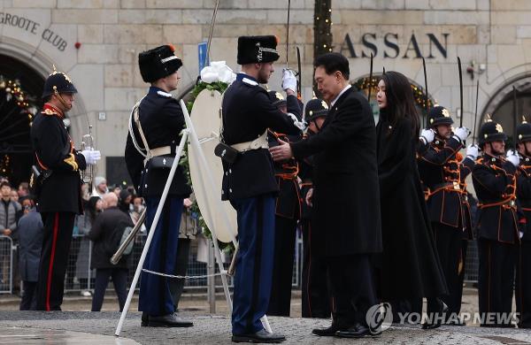 South Korean President Yoon Suk Yeol (2nd from R) pays tribute to the Natio<em></em>nal Mo<em></em>nument at Dam Square in Amsterdam, the Netherlands, on Dec. 12, 2023. (Yonhap)