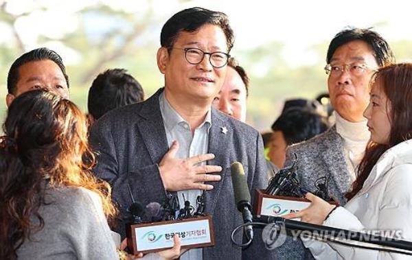 Song Young-gil (C), a former leader of the Democratic Party, speaks to reporters ahead of questio<em></em>ning at the Seoul Central District Prosecutors Office in Seoul on Dec. 8, 2023. (Yonhap) 