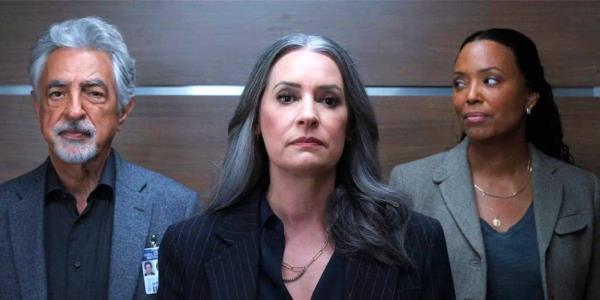 Prentiss, Rossi and Lewis stand together in an elevator in Criminal Minds Evolution