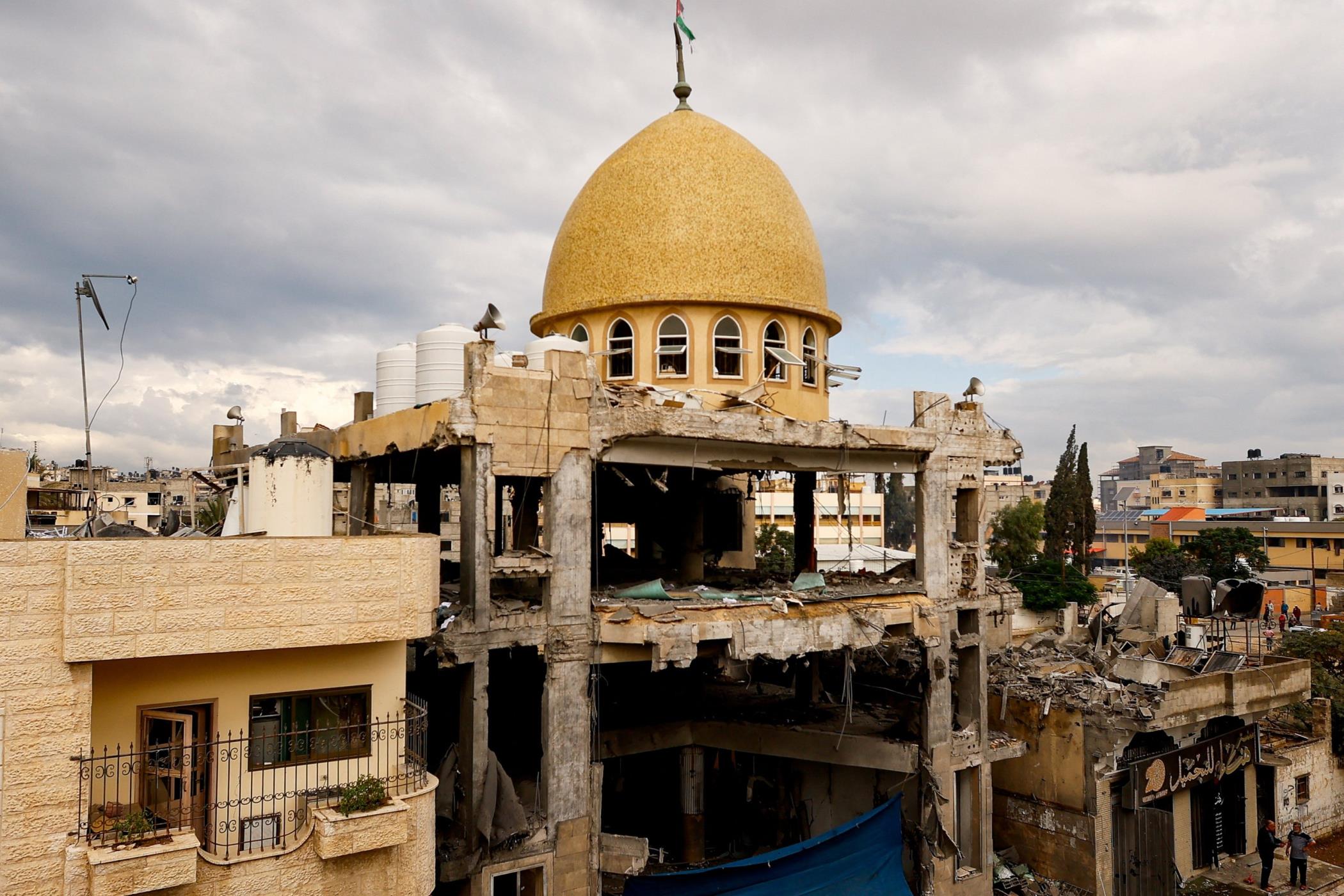 Palestinians stand at the site of an Israeli strike on a mosque, amid the o<em></em>ngoing co<em></em>nflict between Israel and Hamas, Gaza Strip, Palestine, Nov. 15, 2023. (Reuters Photo)