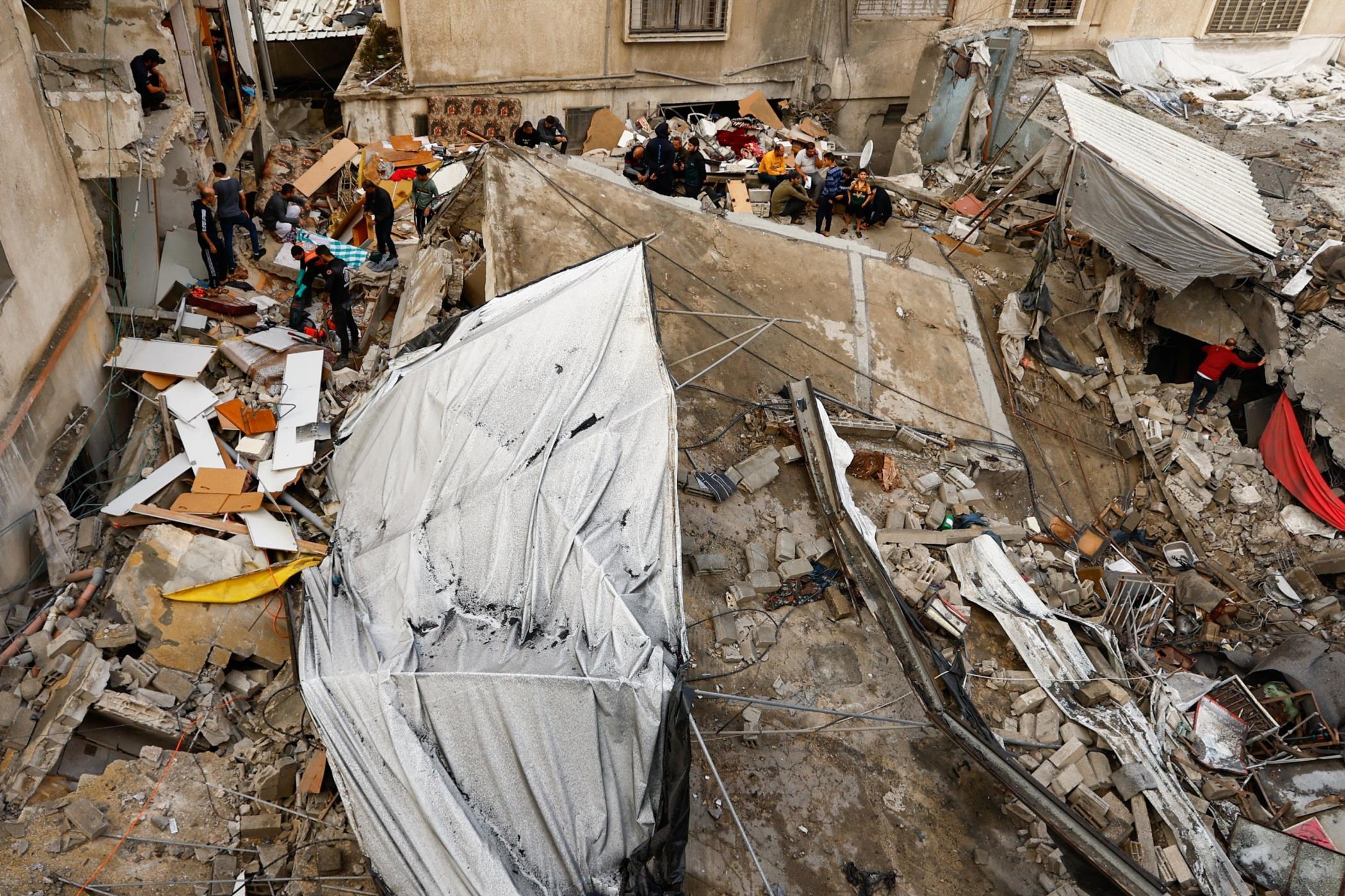 Palestinians gather at the site of an Israeli strike on a house amid the o<em></em>ngoing co<em></em>nflict between Israel and Hamas, Gaza Strip, Palestine, Nov. 15, 2023. (Reuters Photo)