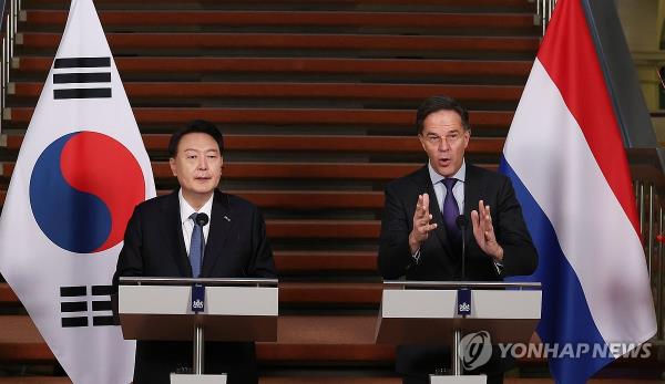 President Yoon Suk Yeol (L) and Dutch Prime Minister Mark Rutte hold a joint press briefing at Rutte's office in The Hague after their summit on Dec. 13, 2023. (Yonhap)