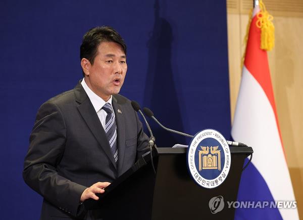 This photo, taken on Dec. 12, 2023, shows South Korea's Principal Deputy Natio<em></em>nal Security Adviser Kim Tae-hyo speaking during a press briefing in Amsterdam, the Netherlands. (Yonhap)