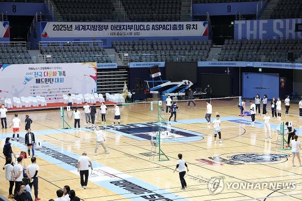 This photo, taken Dec. 16, 2023, shows players taking part in the 2023 Natio<em></em>nal Multicultural Family Badminton Tournament at Goyang Gym in the city of Goyang, just north of Seoul. (Yonhap)