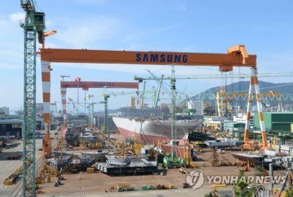 This file photo, provided by the Ministry of Trade, Industry and Energy, shows cranes at Samsung Heavy Industries Co.'s shipyard in Geoje, some 470 kilometers southeast of Seoul. (PHOTO NOT FOR SALE) (Yonhap)