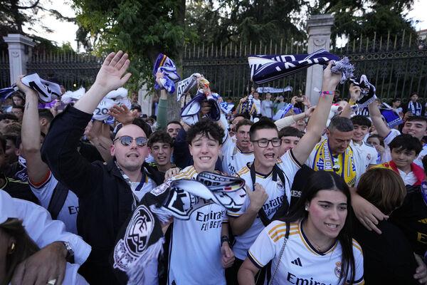 Real Madrid supporters celebrate in Cibeles Square in Madrid after their team clinched the La Liga title, Saturday, May 4, 2024. Real, who had won earlier in the day, clinched the title after Barcelona failed to beat Girona. (AP Photo/Manu Fernandez)