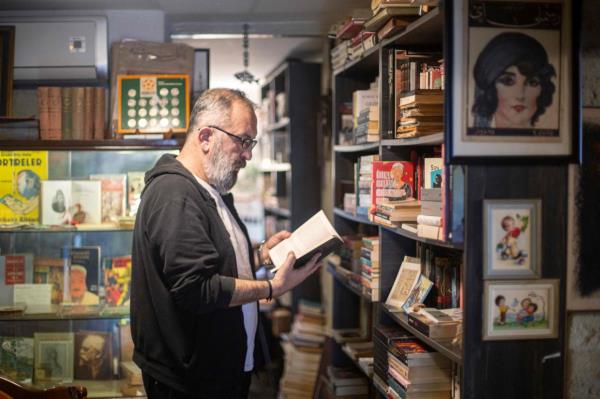 Umit Nar, who owns the Sahaf Hermes store in the Aegean coast city of Izmir, argues that he has been in business for 15 years and never o<em></em>nce been mistaken for a French luxury goods maker. Photo: AFP