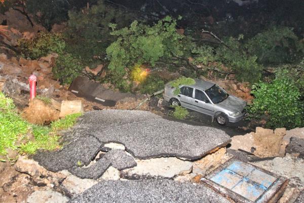 Four vehicles were damaged in the landslide along Jalan Wawasan 3/9 in Puchong. - Photo: Muhammad Shahril Rosli / THE STAR
