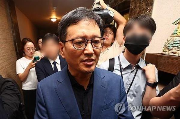 Damaged customers and vendors hold a protest in front of the Financial Supervisory Service building in Seoul demanding quick refunds and payments by the e-commerce platforms of TMON and WeMakePrice on Aug. 6, 2024. (Yonhap)