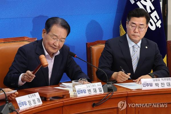 Rep. Byun Jae-ill, chair of the main opposition Democratic Party's central committee, bangs the gavel during the committee's meeting on Aug. 12, 2024. (Yonhap)