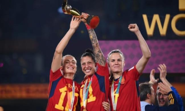 Jenni Hermoso, Alexia Putellas and Irene Paredes show off the World Cup