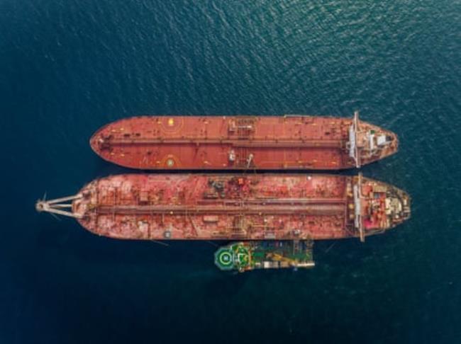 The decaying FSO Safer moored alo<em></em>ngside the crude oil carrier the MT Yemen in the Red Sea in order to transfer the oil. The storage tanker was bought with funds crowdfunded by the UN.