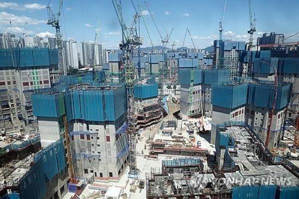 This file photo taken June 3, 2024, shows an apartment complex co<em></em>nstruction site in Seoul. (Yonhap)