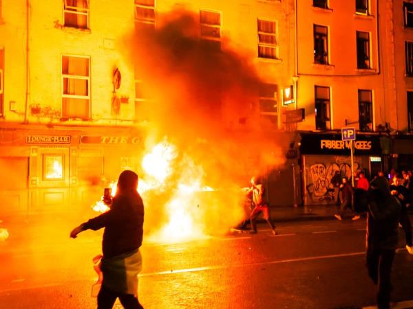 Rioting on the streets of Dublin.</p>

<p>　　Pic:Mark Condren</p>

<p>　　23.11.2023