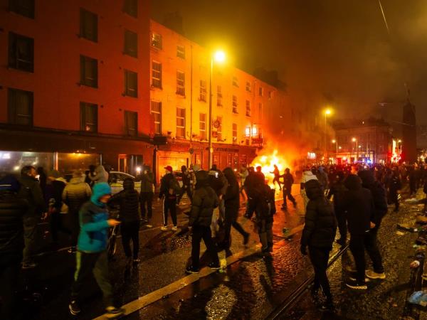 Rioting on the streets of Dublin.</p>

<p>　　Pic:Mark Condren</p>

<p>　　23.11.2023